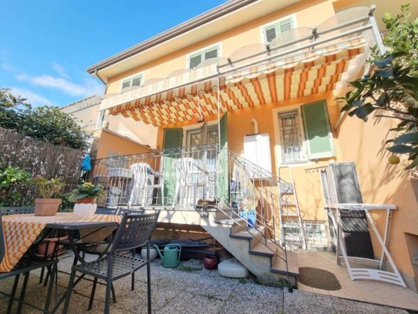 casa indipendente in vendita a Camaiore in zona Capezzano Pianore