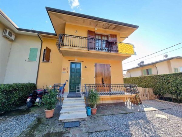 casa indipendente in vendita a Camaiore