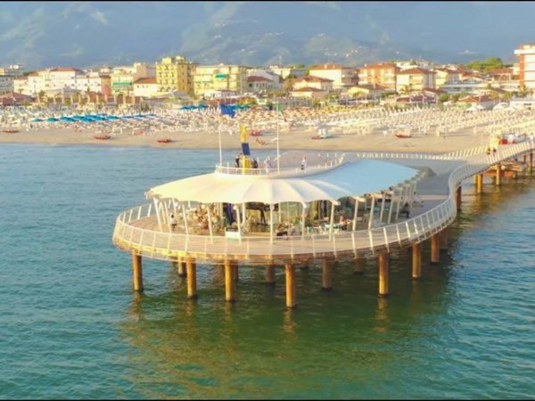 negozio in vendita a Camaiore in zona Lido di Camaiore