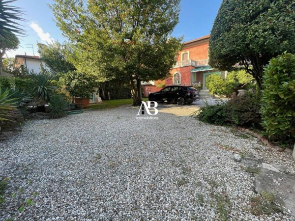 casa indipendente in vendita a Camaiore in zona Lido di Camaiore