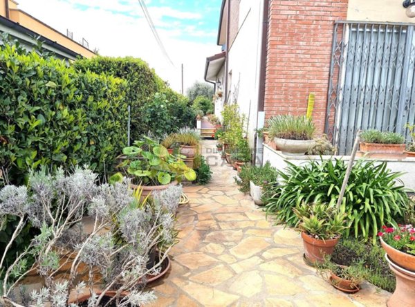 casa indipendente in vendita a Camaiore in zona Lido di Camaiore