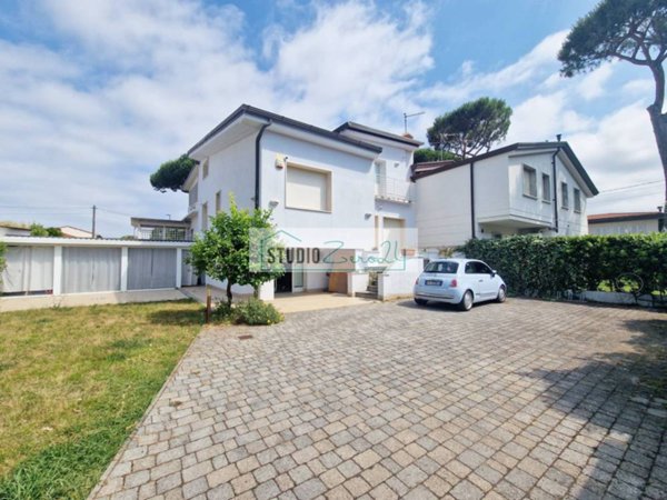 casa indipendente in vendita a Camaiore in zona Lido di Camaiore