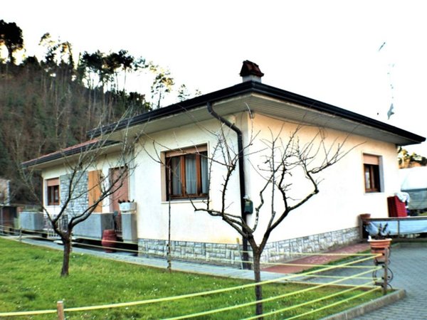 casa indipendente in vendita a Camaiore