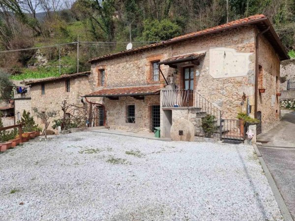 casa semindipendente in vendita a Camaiore
