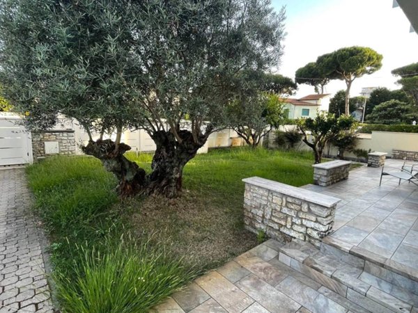 casa indipendente in vendita a Camaiore in zona Lido di Camaiore