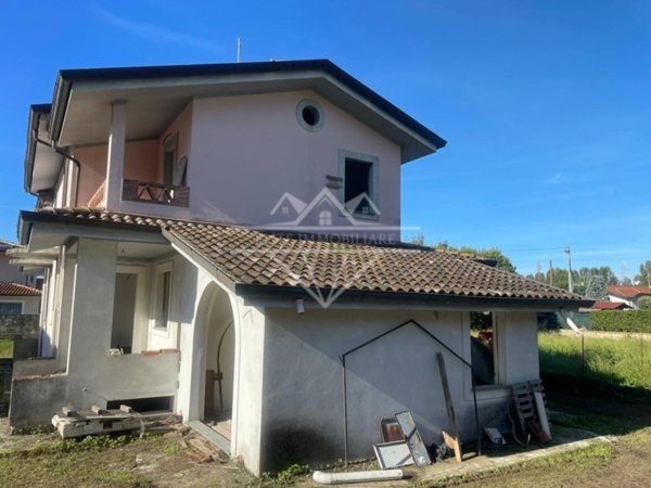 casa indipendente in vendita a Camaiore in zona Capezzano Pianore