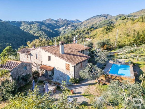 casa indipendente in vendita a Camaiore