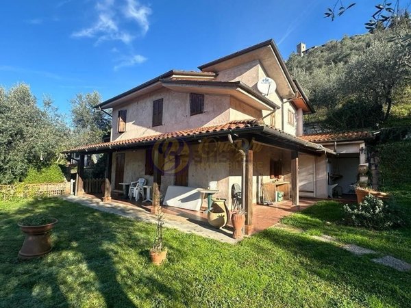 casa indipendente in vendita a Camaiore