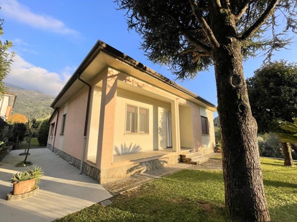 casa indipendente in vendita a Camaiore in zona Vado