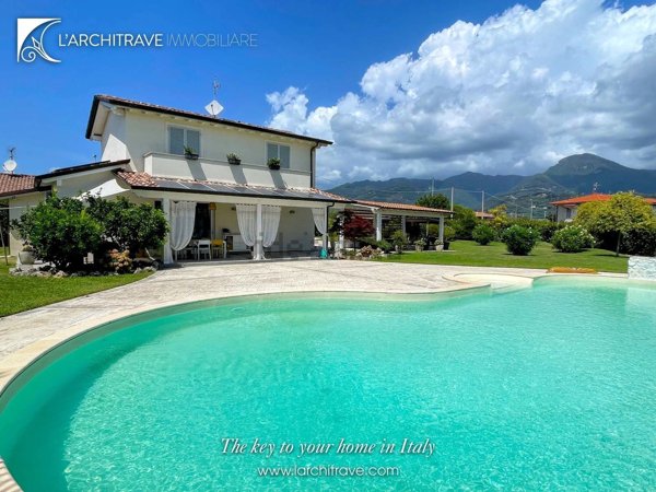 casa indipendente in vendita a Camaiore