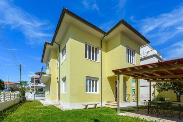 casa indipendente in vendita a Camaiore in zona Lido di Camaiore