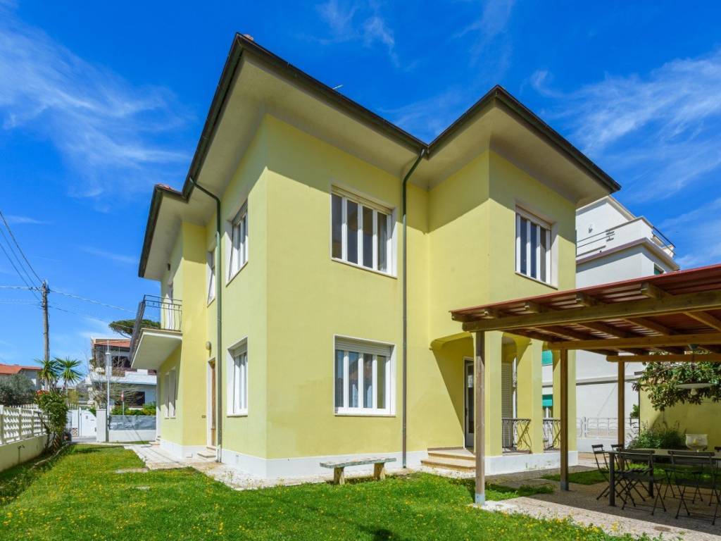 casa indipendente in vendita a Camaiore in zona Lido di Camaiore