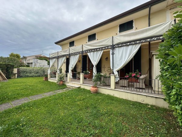 casa indipendente in vendita a Camaiore