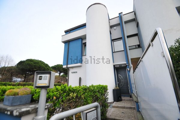 casa indipendente in vendita a Camaiore in zona Lido di Camaiore