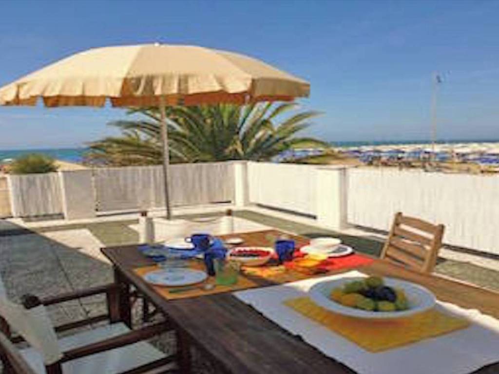 negozio in vendita a Camaiore in zona Lido di Camaiore