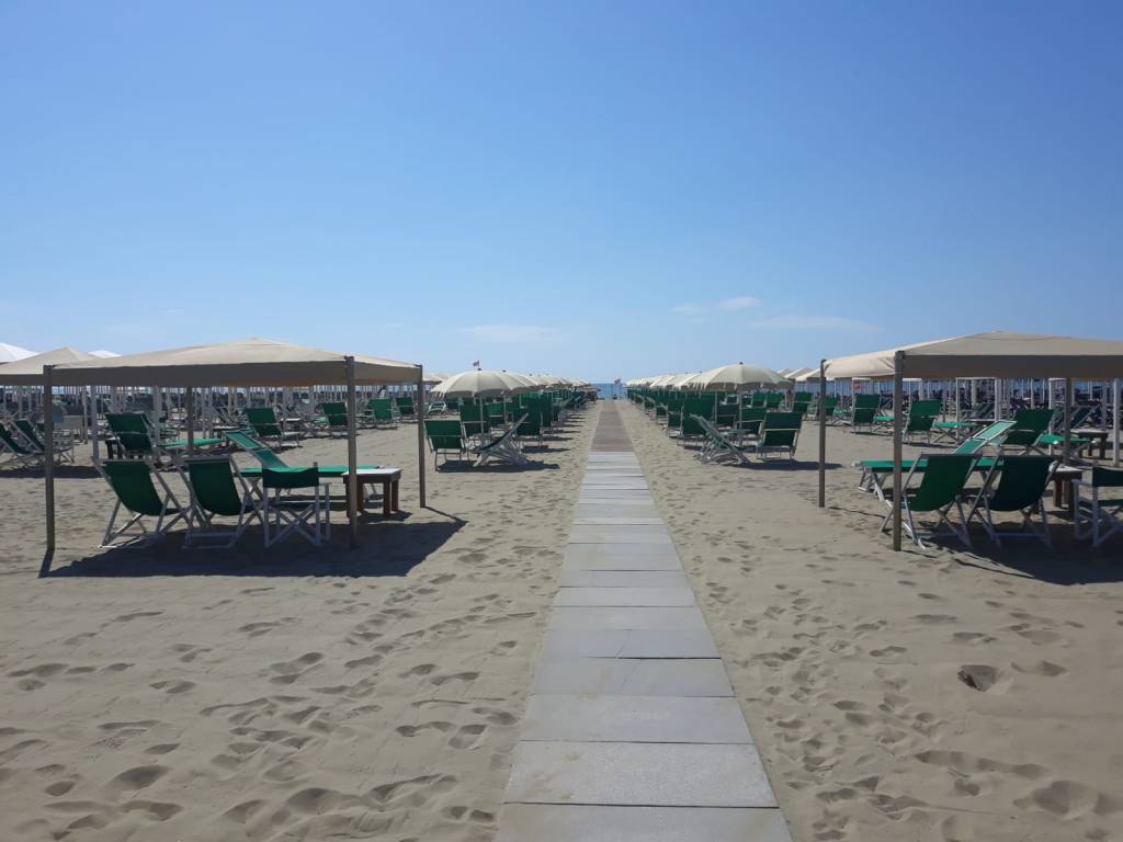 negozio in vendita a Camaiore in zona Lido di Camaiore