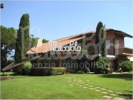 casa indipendente in vendita a Camaiore in zona Lido di Camaiore