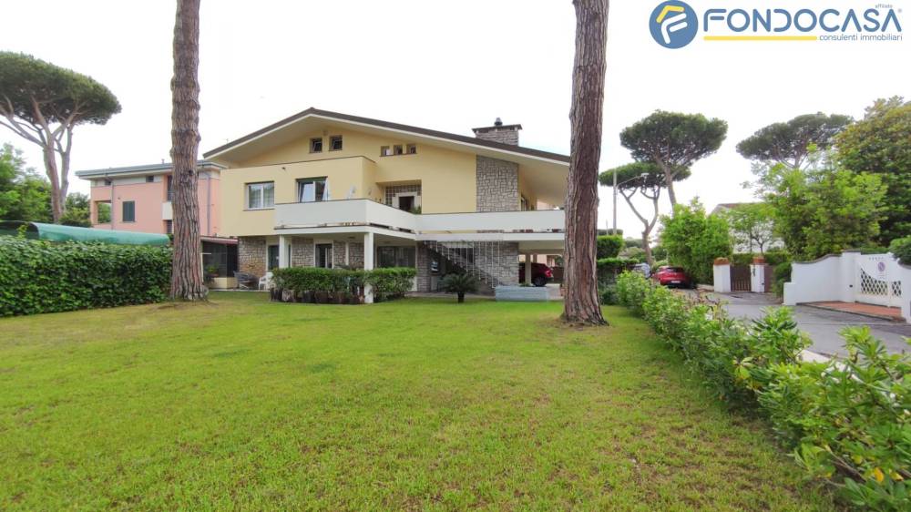 casa indipendente in vendita a Camaiore in zona Lido di Camaiore