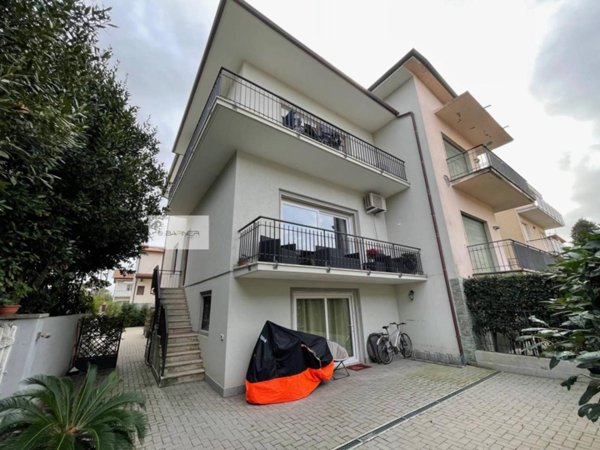 casa indipendente in vendita a Camaiore in zona Lido di Camaiore