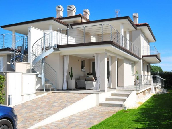 casa indipendente in vendita a Camaiore in zona Lido di Camaiore