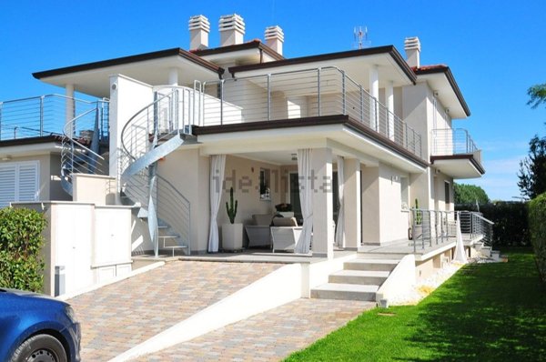casa indipendente in vendita a Camaiore in zona Lido di Camaiore