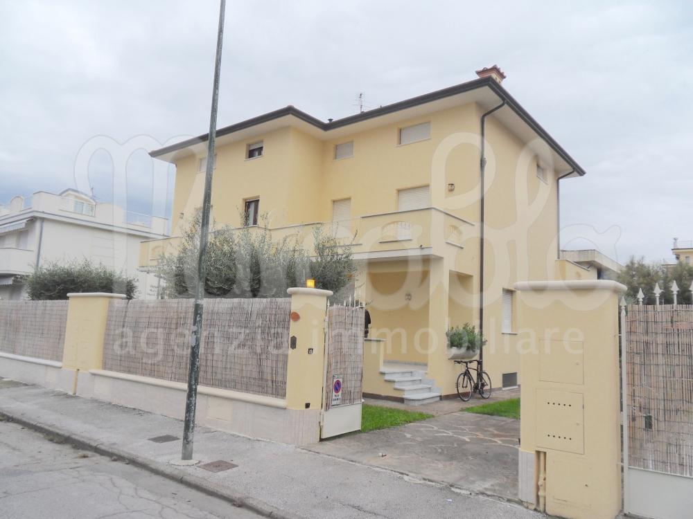 casa indipendente in vendita a Camaiore in zona Lido di Camaiore