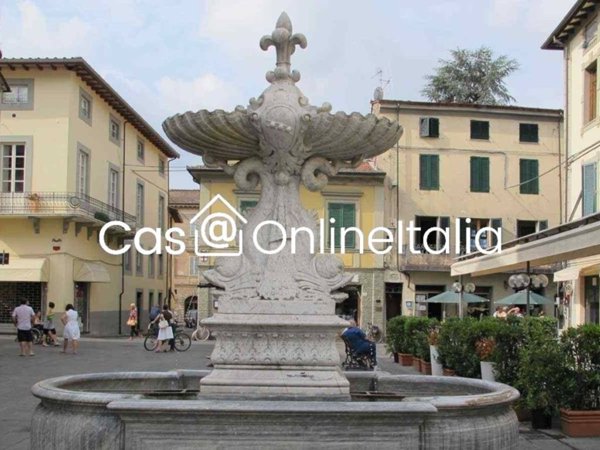 intera palazzina in vendita a Camaiore in zona Lido di Camaiore