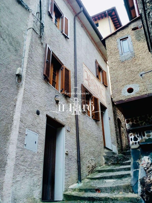 intera palazzina in vendita a Camaiore in zona Casoli