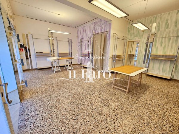 negozio in vendita a Camaiore in zona Lido di Camaiore