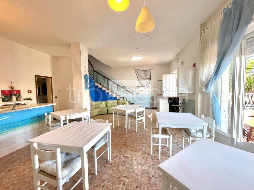 negozio in vendita a Camaiore in zona Lido di Camaiore