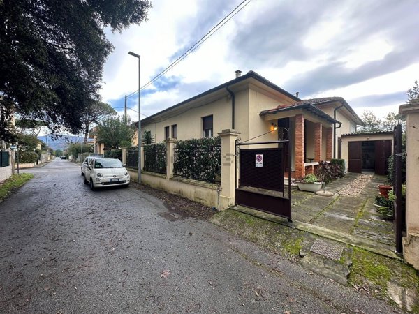 casa indipendente in vendita a Camaiore in zona Lido di Camaiore