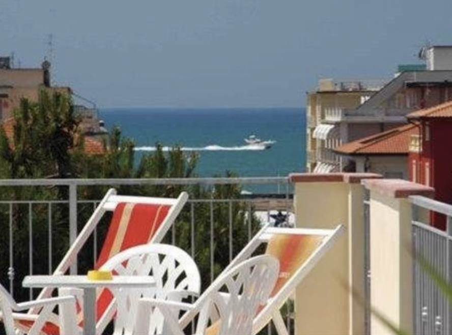 negozio in vendita a Camaiore in zona Lido di Camaiore