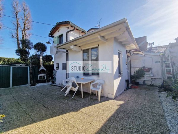 negozio in vendita a Camaiore in zona Capezzano Pianore