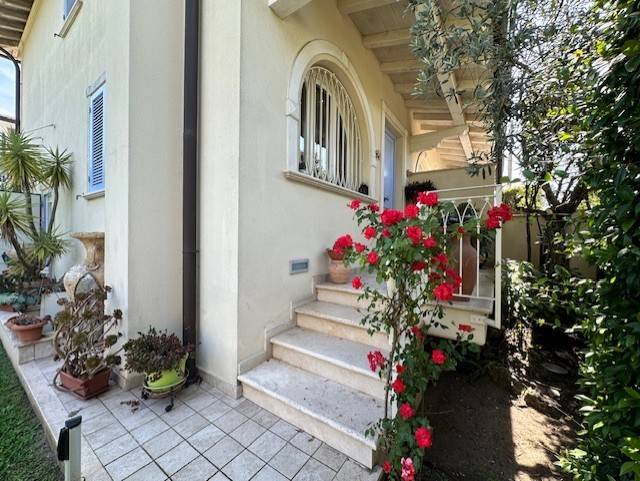 casa indipendente in vendita a Camaiore in zona Lido di Camaiore