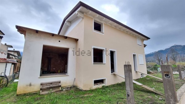 casa indipendente in vendita a Camaiore in zona Vado