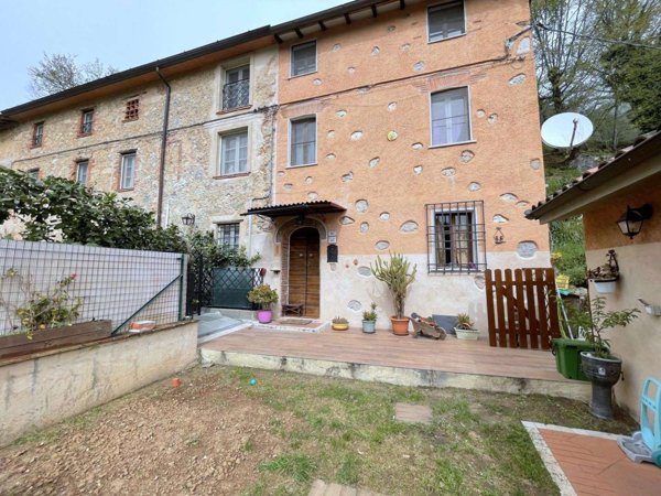 intera palazzina in vendita a Camaiore in zona Montebello