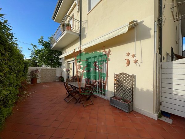 appartamento in vendita a Camaiore in zona Lido di Camaiore