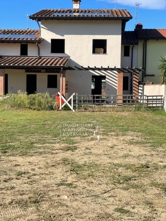 casa indipendente in vendita a Camaiore in zona Lido di Camaiore