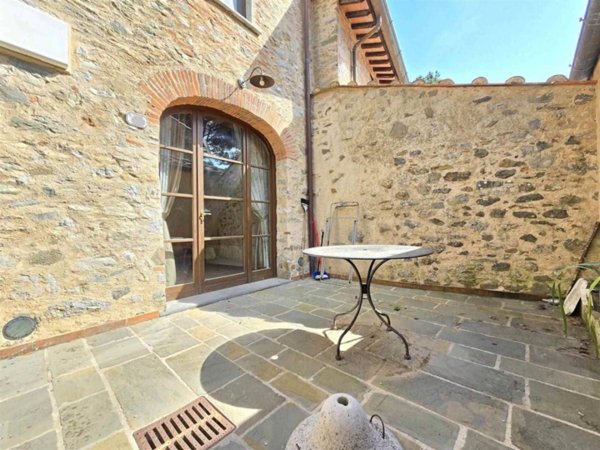 casa semindipendente in vendita a Camaiore