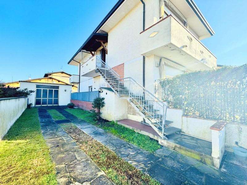 casa indipendente in vendita a Camaiore in zona Lido di Camaiore