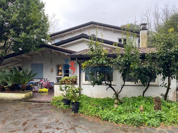 casa indipendente in vendita a Camaiore