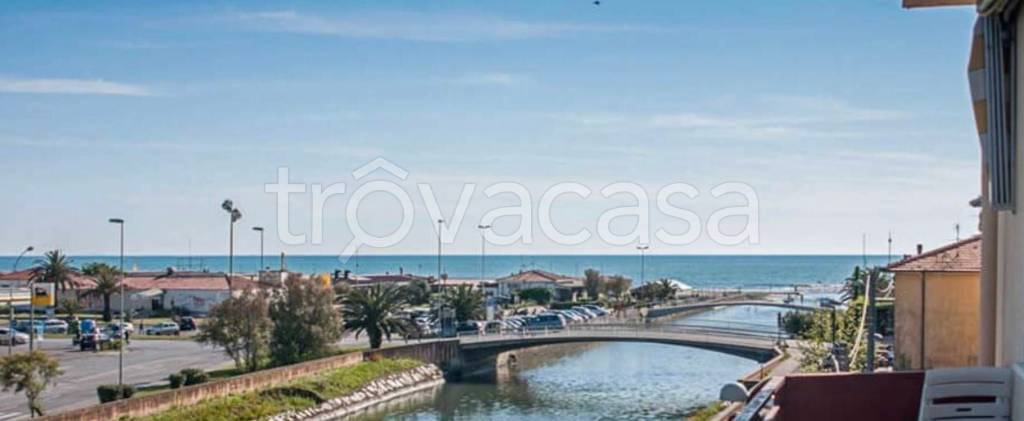 negozio in vendita a Camaiore in zona Lido di Camaiore