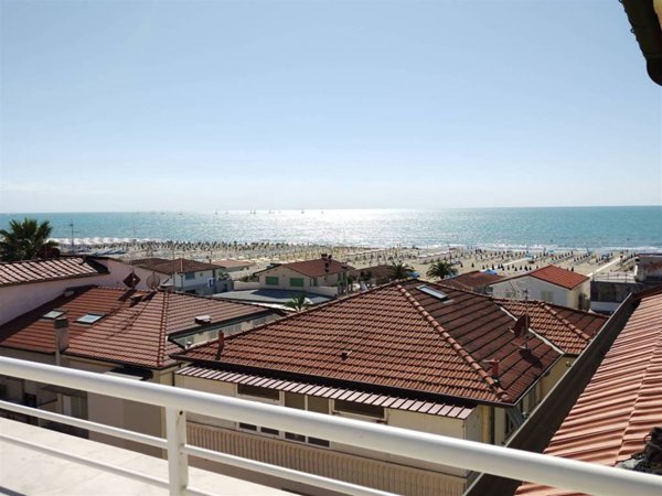 negozio in vendita a Camaiore in zona Lido di Camaiore