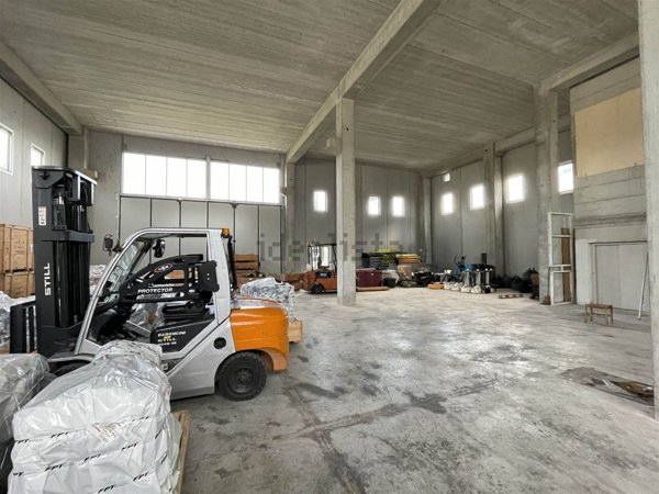 capannone in vendita a Camaiore in zona Capezzano Pianore