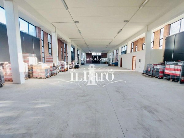 negozio in vendita a Camaiore in zona Lido di Camaiore