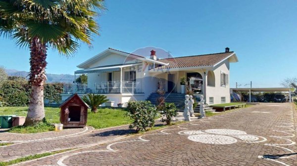 casa indipendente in vendita a Camaiore in zona Capezzano Pianore