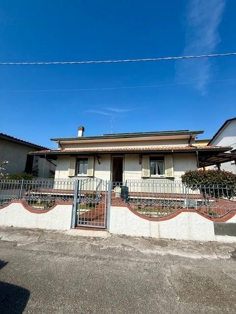 casa indipendente in vendita a Camaiore in zona Lido di Camaiore