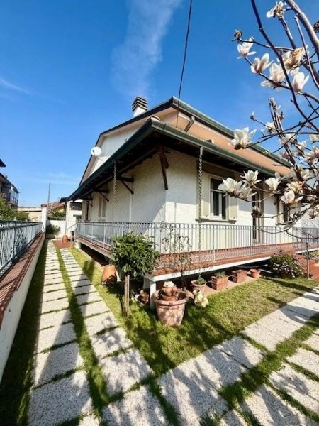 casa indipendente in vendita a Camaiore in zona Lido di Camaiore