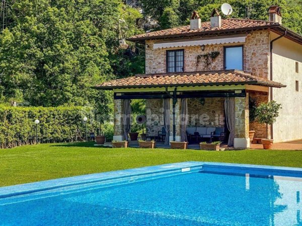 casa indipendente in vendita a Camaiore