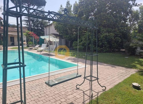 casa indipendente in vendita a Camaiore